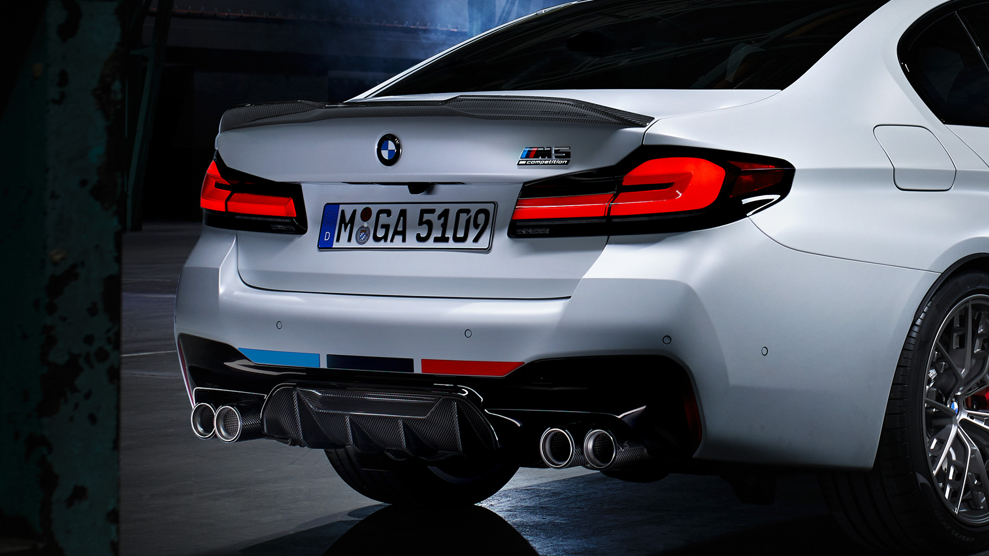 BMW M5, rézsútos hátulnézet BMW M Performance Parts, BMW M5, rézsútos hátulnézet