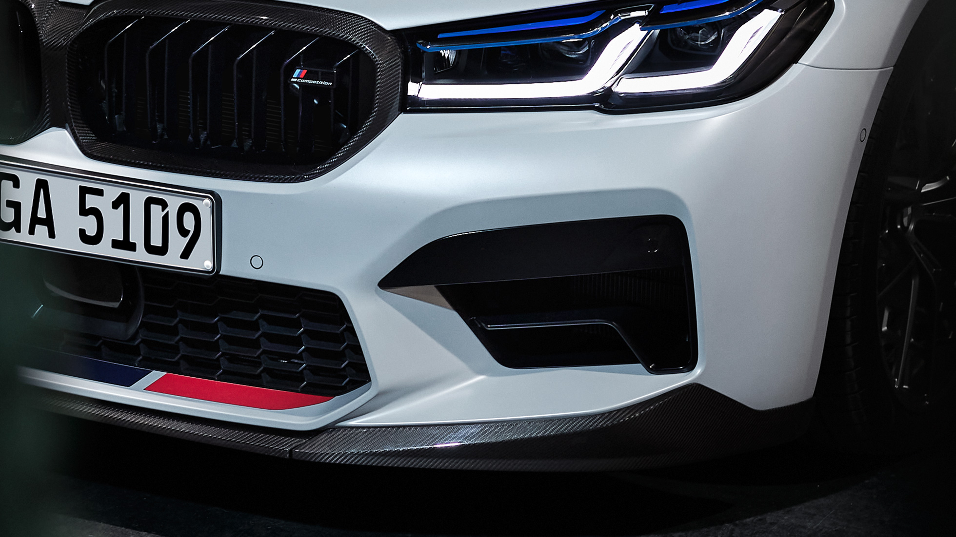 BMW M Performance karbonszálas első splitter, közelről BMW M Performance Parts, M Performance karbonszálas első splitter, közelről