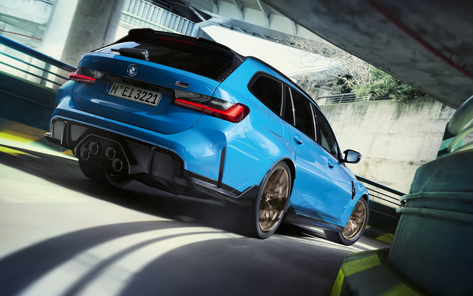 BMW M3 Touring, G81, BMW M Performance tartozékok, rézsútos hátulnézetből BMW M3 Touring, G81, BMW M Performance tartozékok, egy mozgó autó rézsútos hátulnézetből