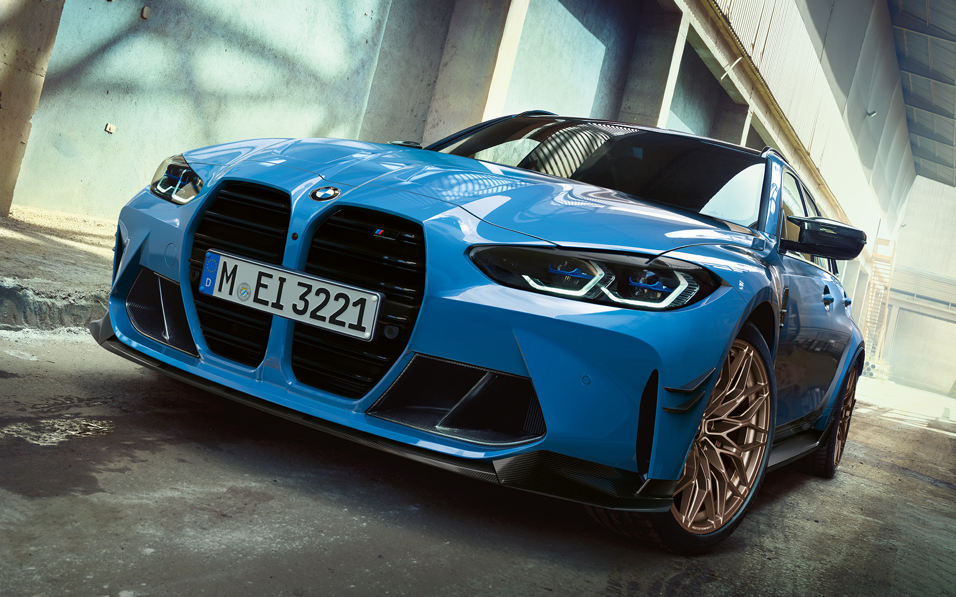 BMW M3 Touring, G81, BMW M Performance tartozékok, egy mozgó autó rézsútos elölnézetből BMW M3 Touring, G81, BMW M Performance tartozékok, egy mozgó autó rézsútos elölnézetből