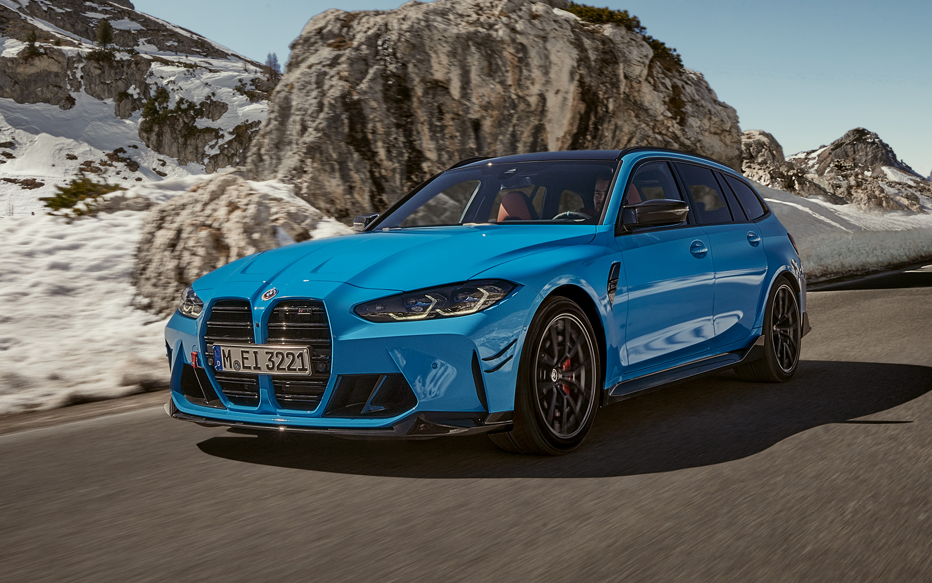 BMW M3 Touring, G81, BMW M Performance tartozékok, egy mozgó autó rézsútos elölnézetből BMW M3 Touring, G81, BMW M Performance tartozékok, egy hegyi tájon haladó autó rézsútos elölnézetből