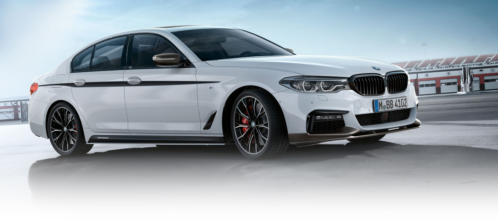 BMW 3-as Limousine, M Performance Parts tartozékok. Egy parkolóhelyen álló BMW 3-as Limousine oldalnézetből, kék égbolttal.