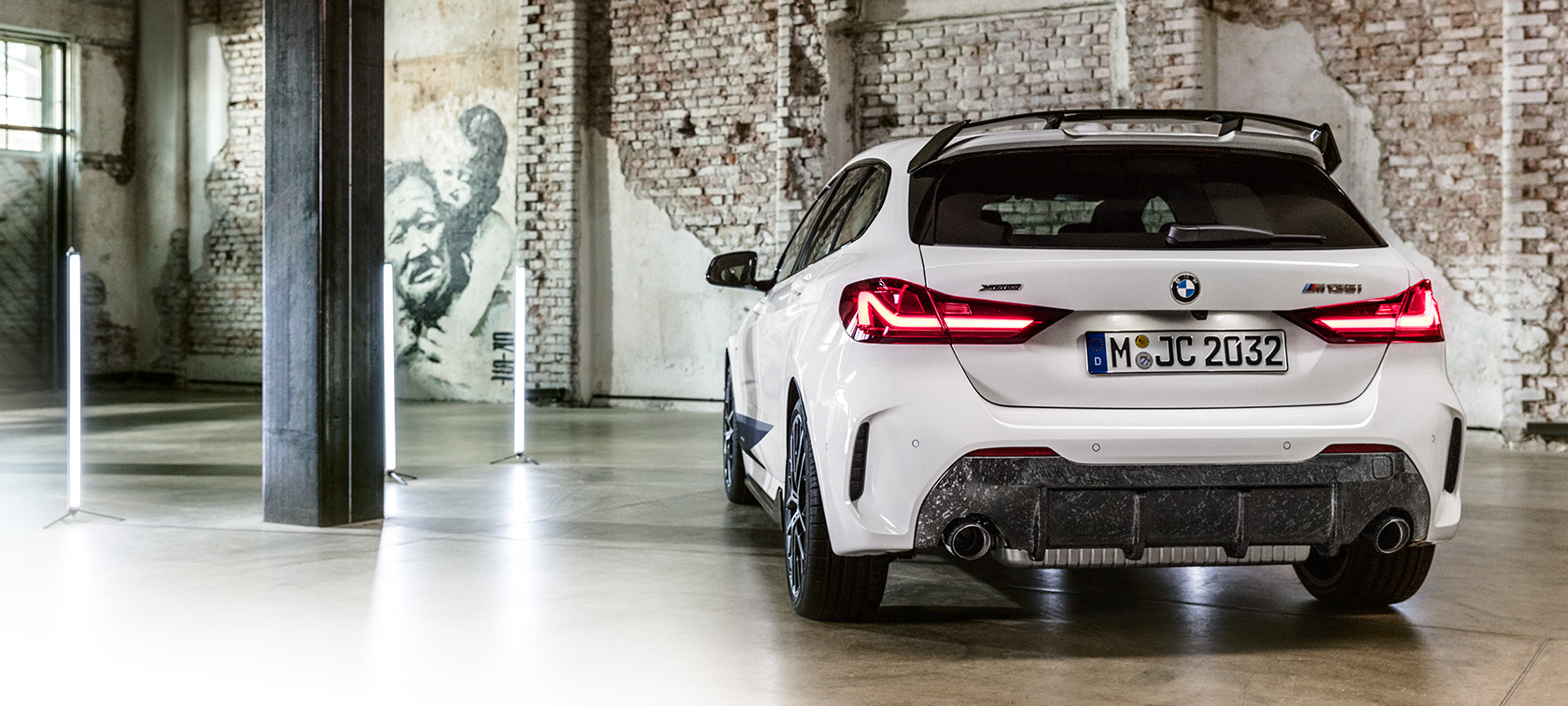 BMW 1-es BMW M Performance Parts. Egy, a BMW M Performance Parts tartozékokat bemutató BMW 1-es hátulnézetből.