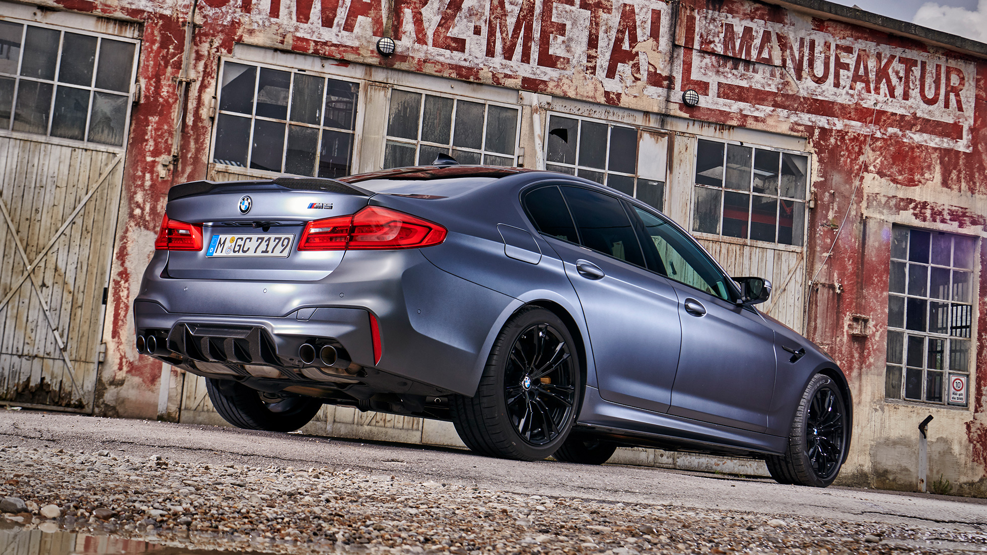 BMW M Performance Pro karbonszálas hátsó légterelő. BMW M Performance dizájn Pro karbonszálas hátsó légterelő