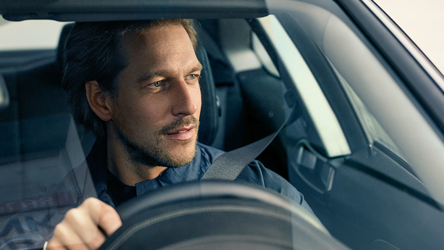 Egy BMW-t vezető férfi Egy BMW-t vezető férfi a szélvédőn keresztül