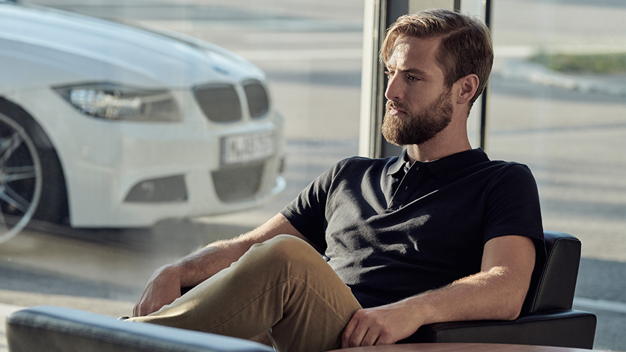 BMW Service Inclusive Egy BMW Service Inclusive ügyfél várakozik a BMW márkaszervizben