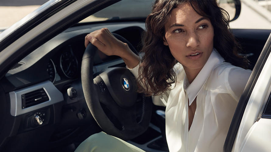 BMW Value Service Egy BMW Service ügyfél néz ki BMW-je nyitott ajtaján