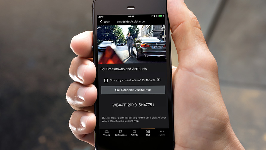 A Connected appon keresztül elérhető BMW Road Side Assistance funkció. Egy okostelefon kijelzőjén a Connected appon keresztül elérhető BMW Road Side Assistance funkció látható.