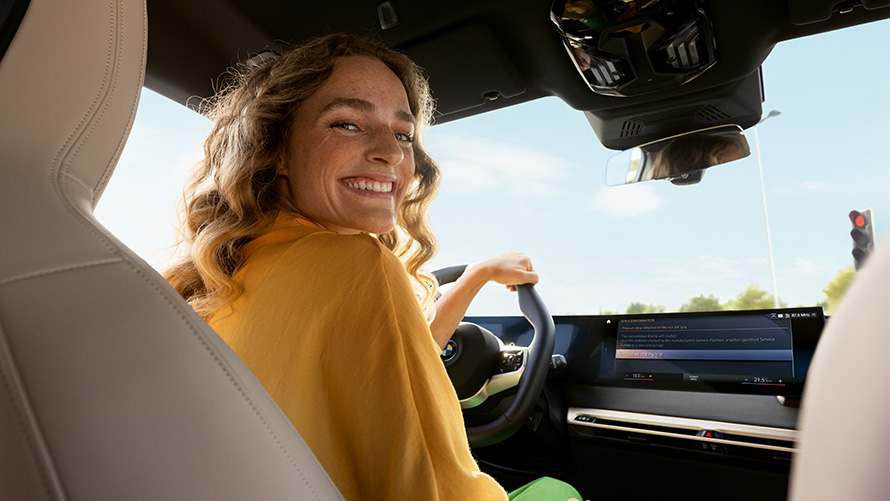 A Proactive Care működése, Proactive Care, Átvizsgálás és karbantartás A Proactive Care működése, Proactive Care, Átvizsgálás és karbantartás, egy, a kormányt fogó nő ül egy BMW-ben