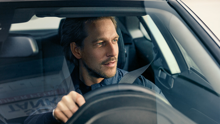BMW Service Inclusive Egy férfi egy BMW volánja mögött