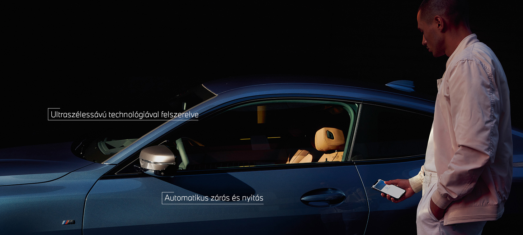 BMW Digitális kulcs, My BMW app, egy férfi az okostelefonjával nyitja a BMW-jét BMW Digitális kulcs, My BMW app, egy férfi az okostelefonjával nyitja a BMW-jét
