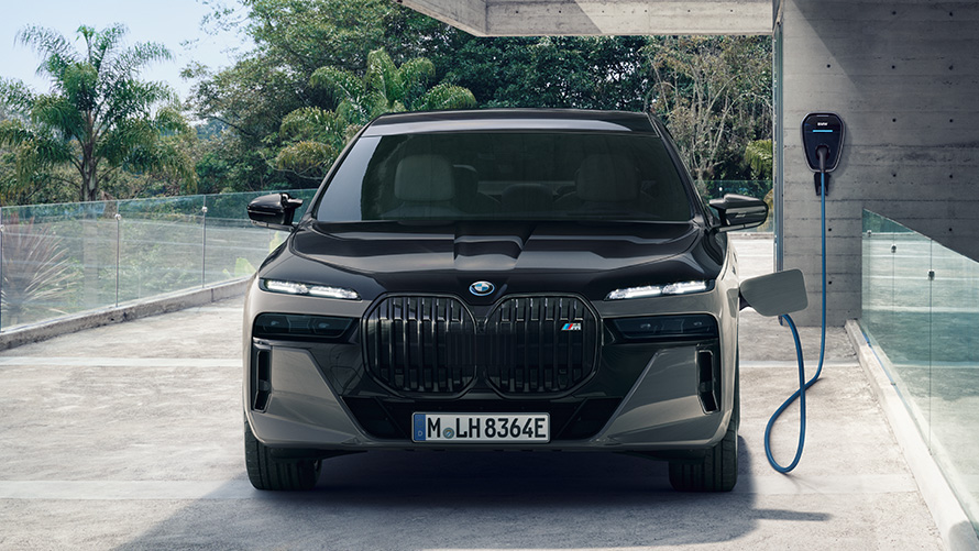 Az új BMW 7 LIMOUSINE Plug-in Hibrid modellek töltése Az új BMW 7 LIMOUSINE Plug-in Hibrid modellek töltése