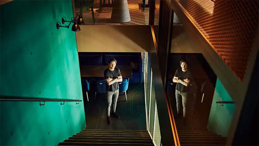 Nenad Mlinarevic a „The Hide” Hotel Flims éttermében. A bátorság és a kreatív kihívás, amelyen a svájci séf sikere alapul, a klasszikus gourmet konyha minden szabályát felrúgja.
