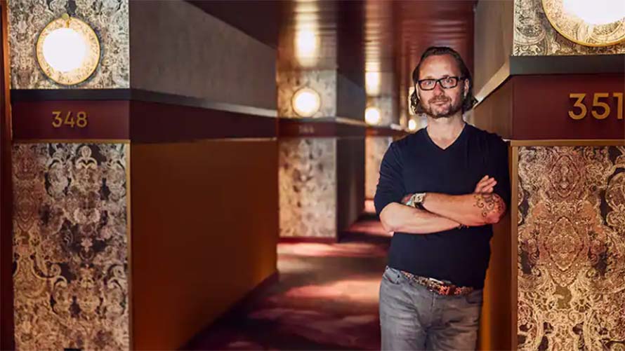 Daniel Mani a „The Hide” Hotel Flims folyosóján. A belső teret a svéd Stylt Trampoli AB tervezte.