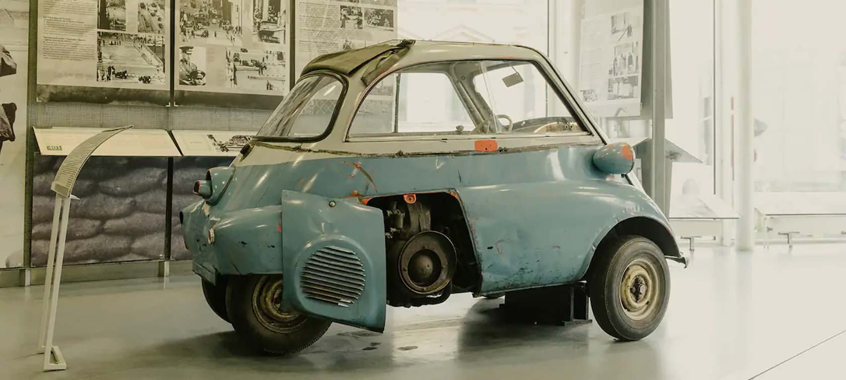 Isetta a Berlini Fal Múzeumban egy BMW Isetta másolata, amelyet kilenc ember kicsempészésére használtak Kelet-Németországból.