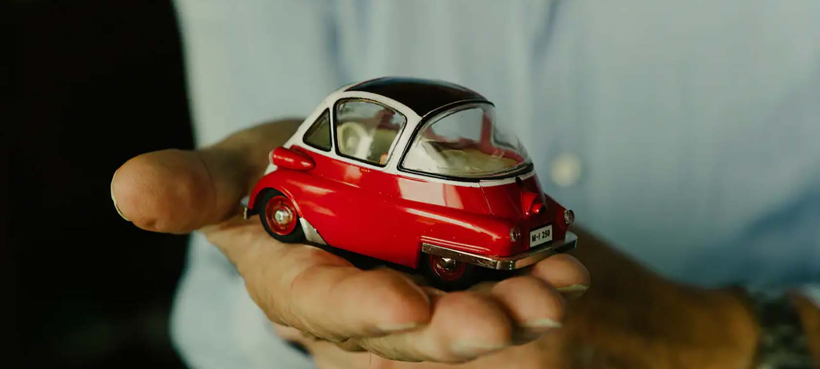 : a nappali szekrényben tárolt piros-fehér Isetta játékautó pont úgy néz ki, mint az eredeti. : a nappali szekrényben tárolt piros-fehér Isetta játékautó pont úgy néz ki, mint az eredeti.