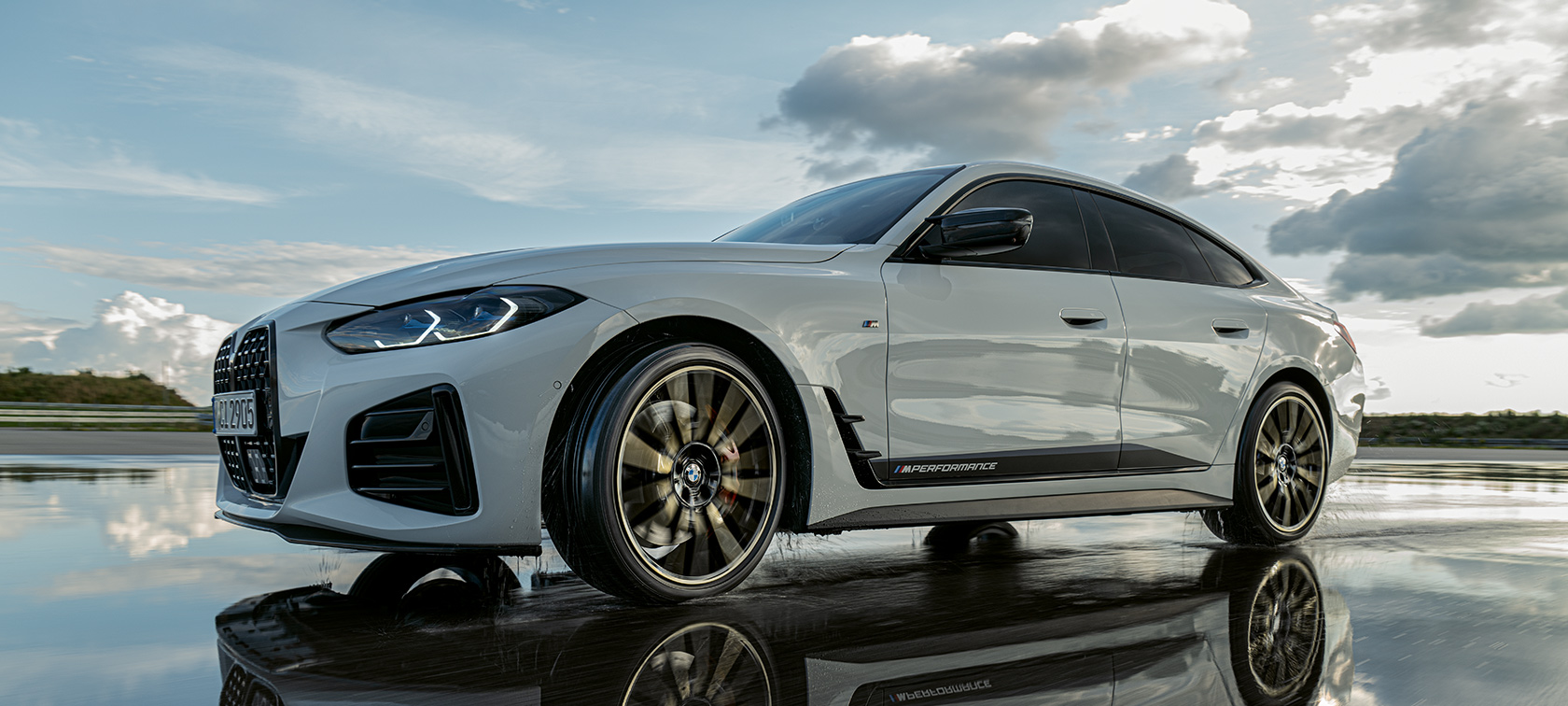 A BMW M440i tükröződő, nedves útfelületen A BMW M440i tükröződő, nedves útfelületen