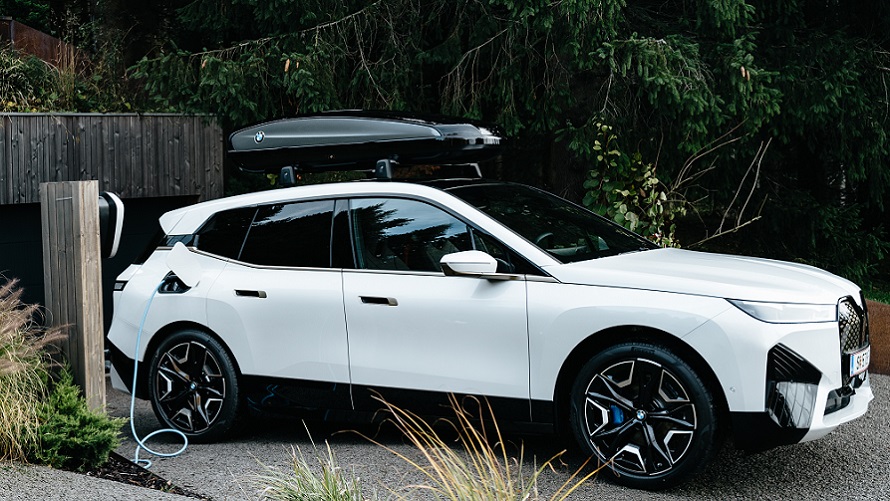 Egy Wallboxról töltött BMW iX. Egy Wallboxról töltött BMW iX.