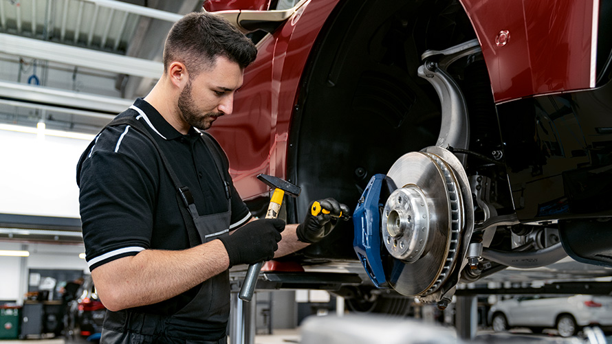BMW Service Inclusive Plus, egy szervizmunkatárs a fékeken dolgozik