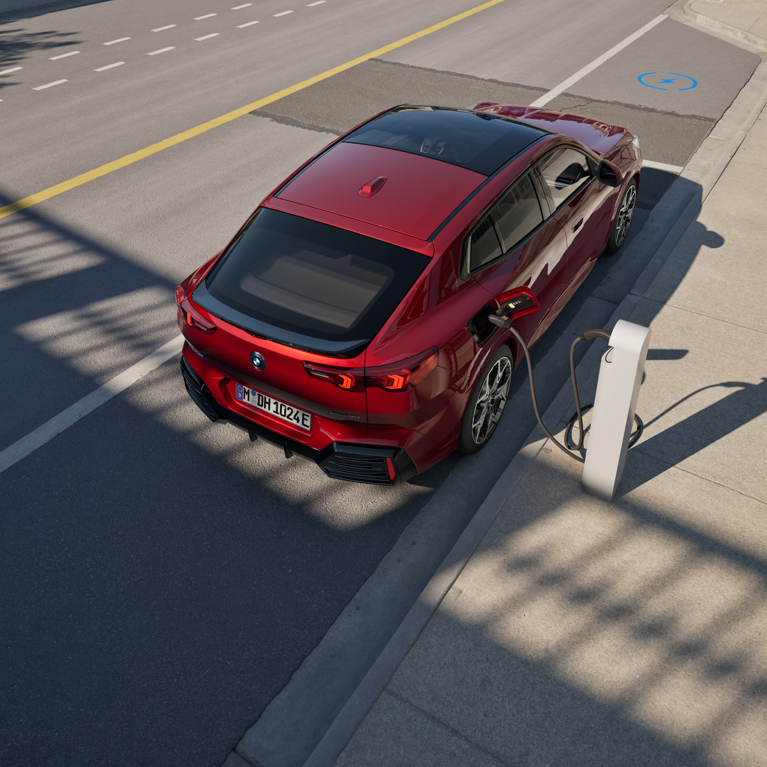 BMW töltése egy elektromos töltőállomáson