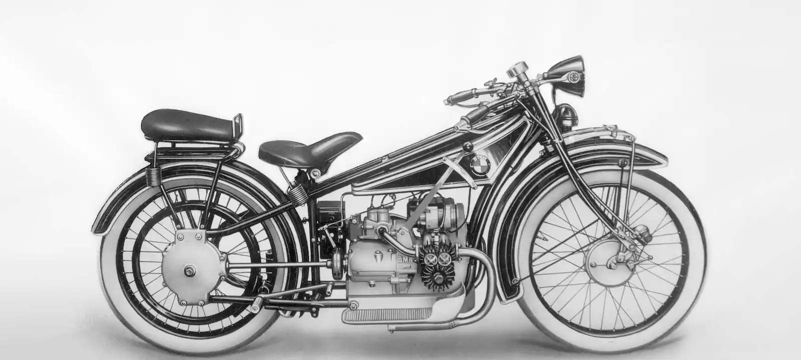 A BMW logó először 1923-ban jelent meg az utcákon, a BMW első motorkerékpárjának, a BMW R 32-nek az üzemanyagtartályán.