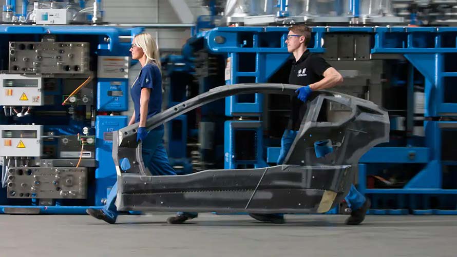 Előre! A BMW landshuti innovációs és gyártási központjának munkatársai a BMW i8 CFRP-ből készült oldalkeretét viszik.