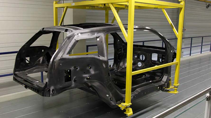 A BMW lipcsei gyárában a következő gyártási fázishoz szállítják a BMW i3 CFRP-ből készült karosszéria-bölcsőjét.