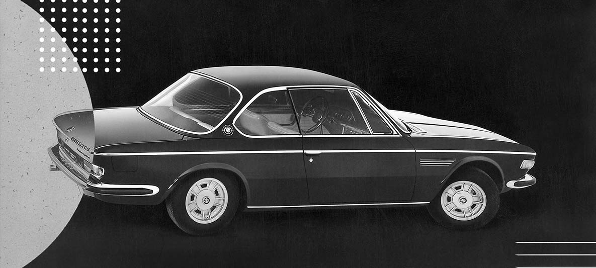 A BMW 2800 CS hosszúkás formája már álló helyzetből is sportos és elegáns megjelenést kölcsönöz. Ez a modell is a híres Hofmeister-kanyarra támaszkodik. A BMW 2800 CS hosszúkás formája már álló helyzetből is sportos és elegáns megjelenést kölcsönöz. Ez a modell is a híres Hofmeister-kanyarra támaszkodik.