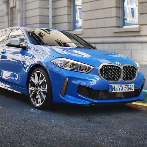 Film a BMW 1-esről. A BMW 1-est mozgás közben ábrázoló képek.