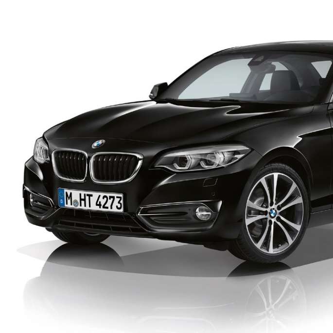 BMW 2-es Coupé, a Sport Line modellváltozat háromnegyedes elölnézetből BMW 2-es Coupé, a Sport Line modellváltozat háromnegyedes elölnézetből