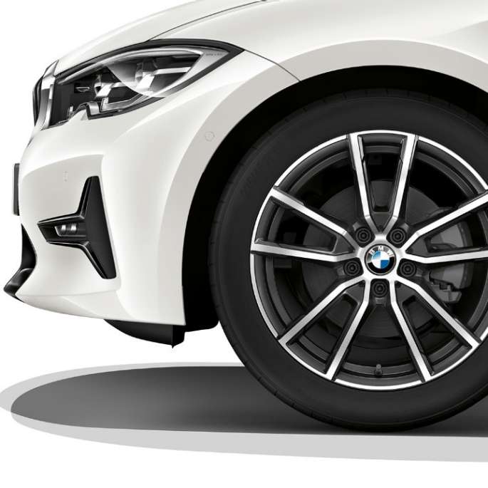 BMW 3-as Limousine Sport Line modell, könnyűfém keréktárcsa. A BMW 3-as Limousine Sport Line felszereltségű modell küszöbléce felülnézetből.,BMW 3-as Limousine Sport Line felszereltségű modell könnyűfém keréktárcsája közelről.