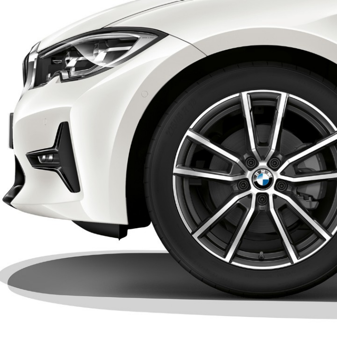 BMW 3-as Limousine Sport Line modell, könnyűfém keréktárcsa. A BMW 3-as Limousine Sport Line felszereltségű modell küszöbléce felülnézetből.,BMW 3-as Limousine Sport Line felszereltségű modell könnyűfém keréktárcsája közelről.