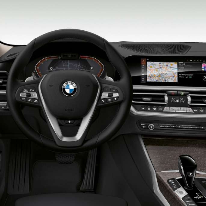 A BMW 3-as Limousine Luxury Line modell műszerfala. A BMW 3-as Limousine Luxury Line felszereltségű modell műszerfala szemből, közelről.