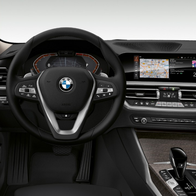 A BMW 3-as Limousine Luxury Line modell műszerfala. A BMW 3-as Limousine Luxury Line felszereltségű modell műszerfala szemből, közelről.