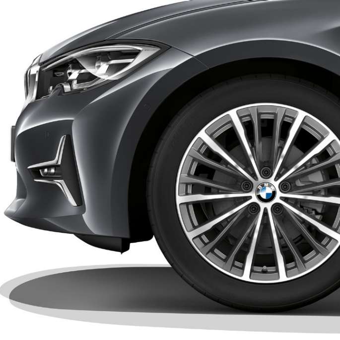 BMW 3-as Limousine Luxury Line modell, könnyűfém keréktárcsa. BMW 3-as Limousine Luxury Line felszereltségű modell könnyűfém keréktárcsája közelről.