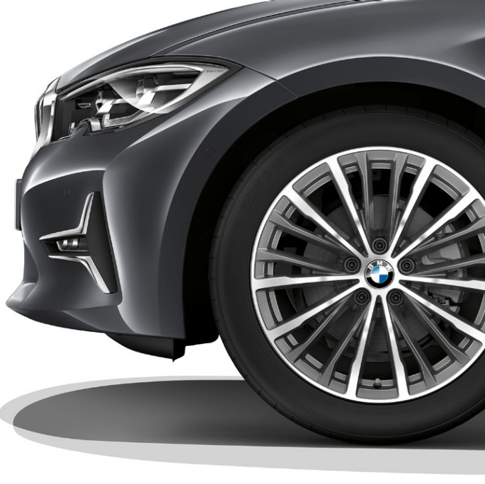 BMW 3-as Limousine Luxury Line modell, könnyűfém keréktárcsa. BMW 3-as Limousine Luxury Line felszereltségű modell könnyűfém keréktárcsája közelről.