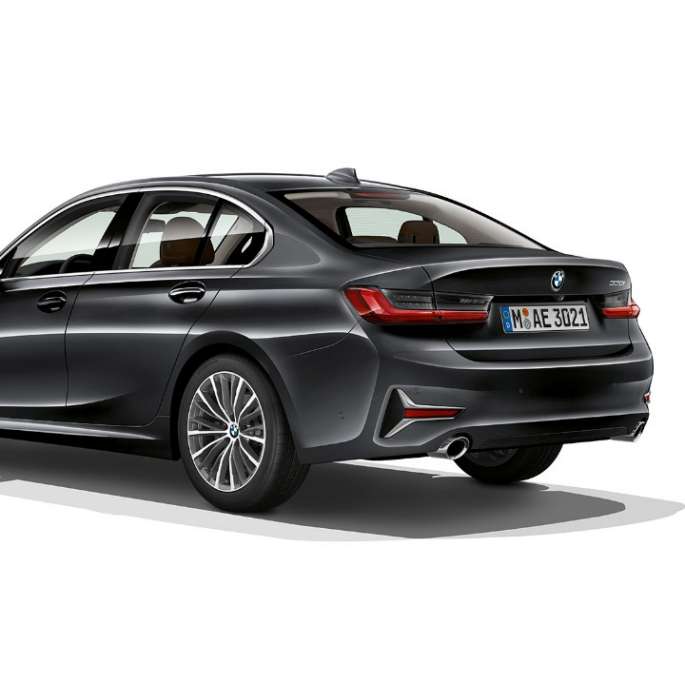 A BMW 3-as Limousine Luxury Line modell hátulról. A BMW 3-as Limousine Luxury Line felszereltségű modell hátsó oldalnézetben.