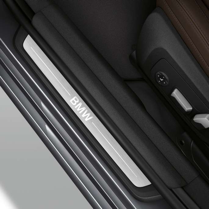A BMW 3-as Limousine Luxury Line modell küszöbléce. A BMW 3-as Limousine Luxury Line felszereltségű modell küszöbléce felülnézetből.