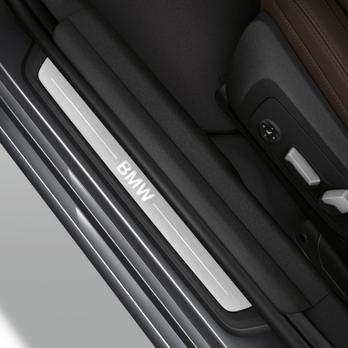 A BMW 3-as Limousine Luxury Line modell küszöbléce. A BMW 3-as Limousine Luxury Line felszereltségű modell küszöbléce felülnézetből.
