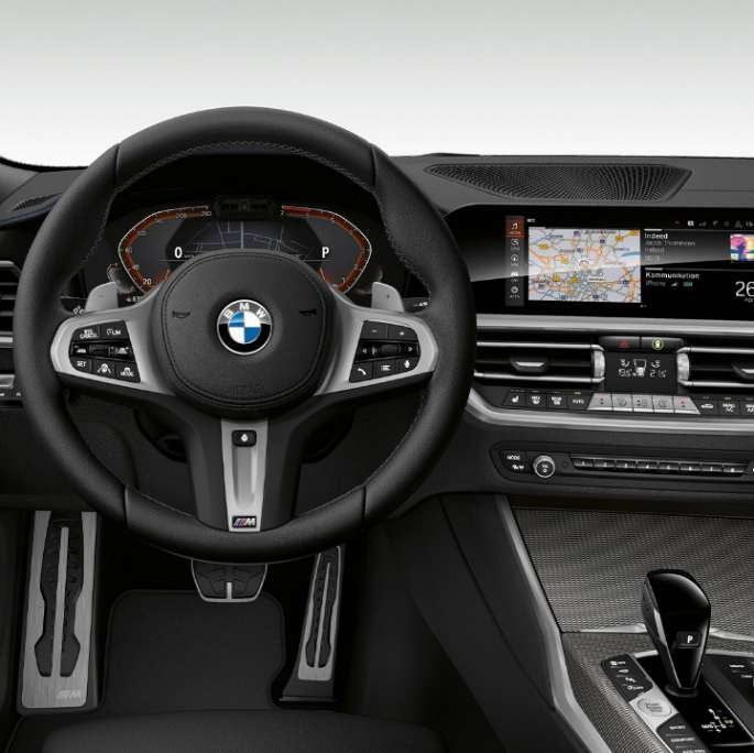 A BMW 3-as Limousine M Sport modell műszerfala. A BMW 3-as Limousine M Sport felszereltségű modell műszerfala szemből, közelről.