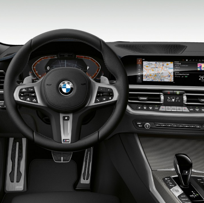 A BMW 3-as Limousine M Sport modell műszerfala. A BMW 3-as Limousine M Sport felszereltségű modell műszerfala szemből, közelről.