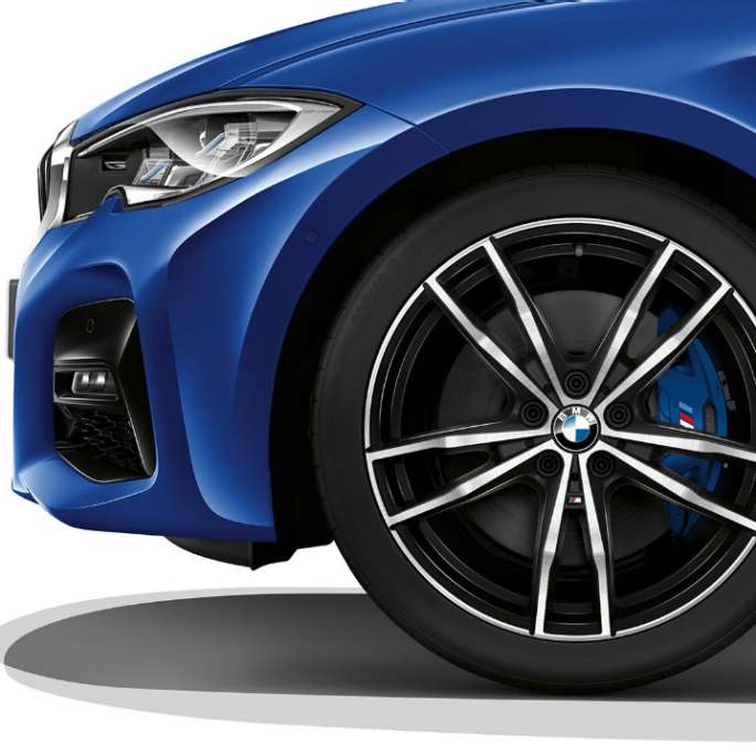 BMW 3-as Limousine M Sport modell, könnyűfém keréktárcsa. BMW 3-as Limousine M Sport felszereltségű modell könnyűfém keréktárcsája közelről.