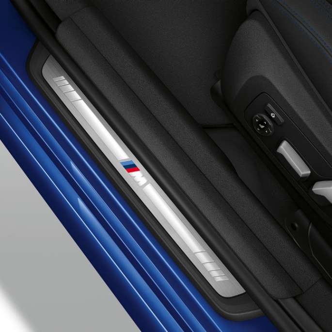A BMW 3-as Limousine M Sport modell küszöbléce. A BMW 3-as Limousine M Sport felszereltségű modell küszöbléce felülnézetből.