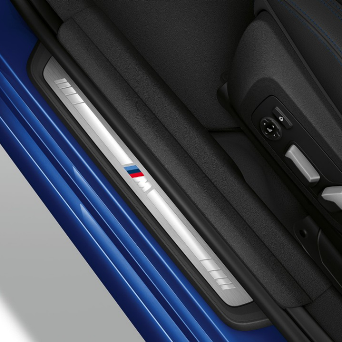 A BMW 3-as Limousine M Sport modell küszöbléce. A BMW 3-as Limousine M Sport felszereltségű modell küszöbléce felülnézetből.