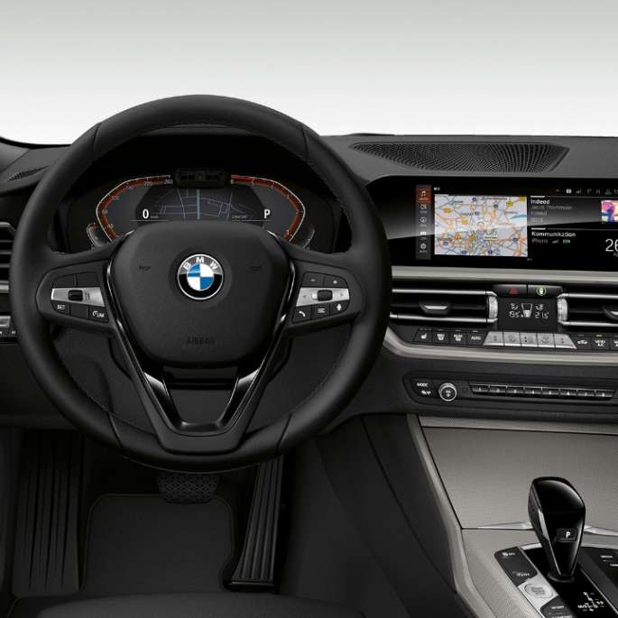 A BMW 3-as Limousine Advantage modell műszerfala. A BMW 3-as Limousine Advantage felszereltségű modell műszerfala szemből, közelről.