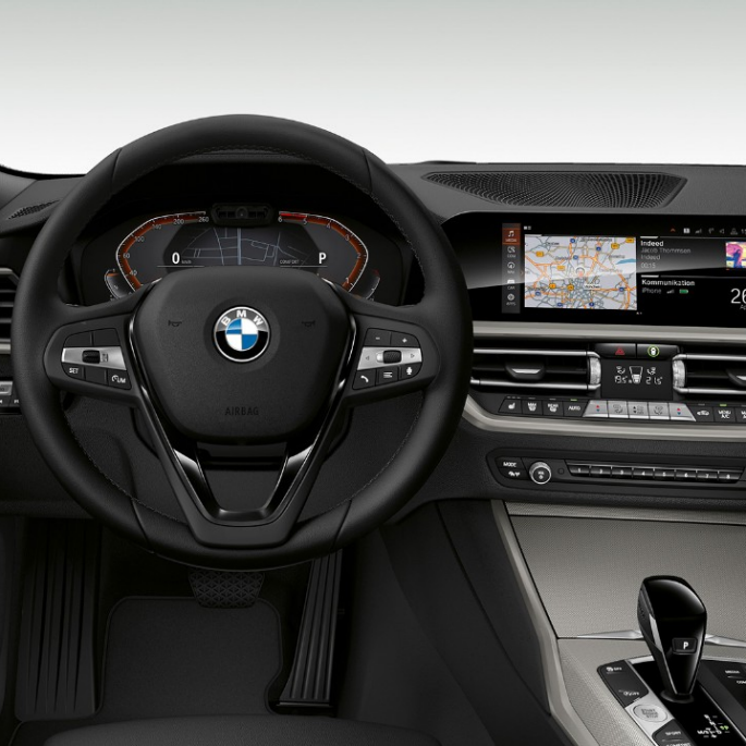 A BMW 3-as Limousine Advantage modell műszerfala. A BMW 3-as Limousine Advantage felszereltségű modell műszerfala szemből, közelről.