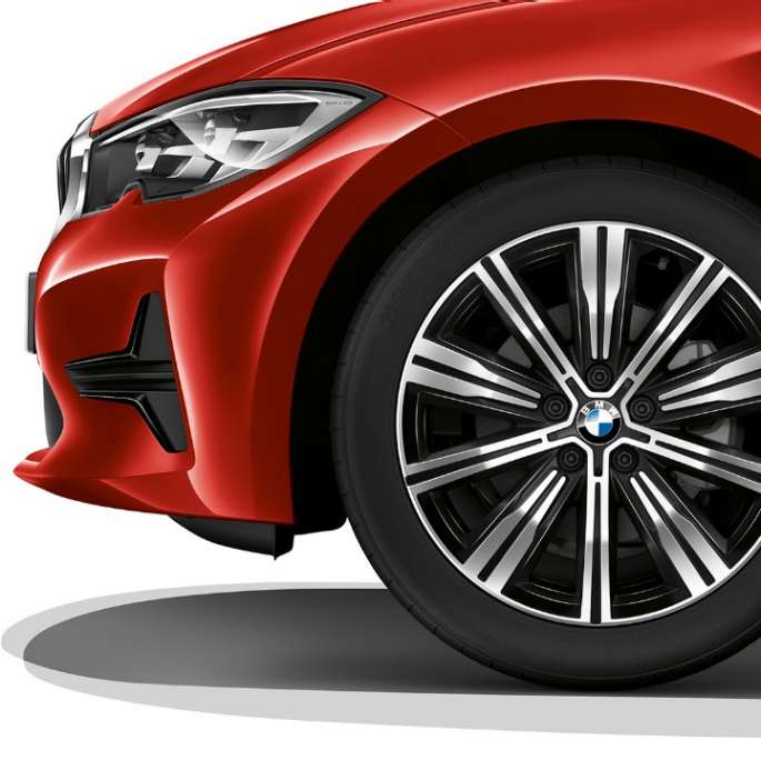 BMW 3-as Limousine Advantage modell, könnyűfém keréktárcsa. A BMW 3-as Limousine Advantage modell álló oldalnézete.,A BMW 3-as Limousine Advantage felszereltségű modell első ülései oldalnézetben, közelről.,BMW 3-as Limousine Advantage felszereltségű modell könnyűfém keréktárcsája közelről.