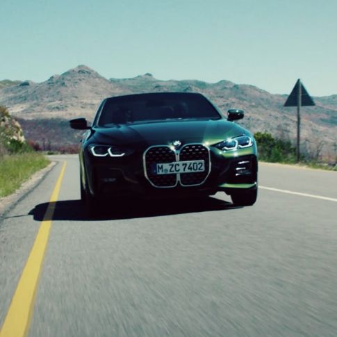 Egy mozgó autó elölnézetből, BMW 4 Cabrio, G23, 2020 BMW 4 Cabrio, G23, 2020, Sanremo zöld metál, egy mozgó autó elölnézetből