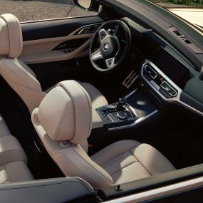 Belső tér, BMW 4 Cabrio, G23 BMW 4 Cabrio, G23, 2020, Sanremo zöld metál, a belső tér nyitott tető mellett