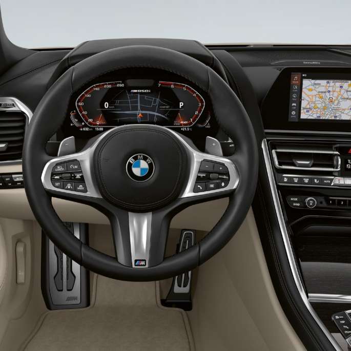 BMW M850i xDrive, Dravit szürke metál, műszerfal az M bőrkormánnyal. BMW M850i xDrive, Dravit szürke metál, műszerfal az M bőrkormánnyal.